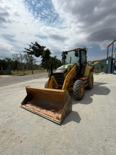 RETROESCAVADEIRA CATERPILLAR 416 2023 4X4