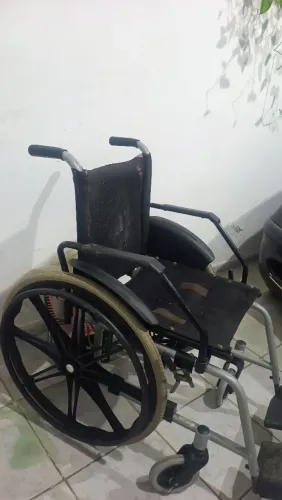 Cadeira de rodas semi nova
