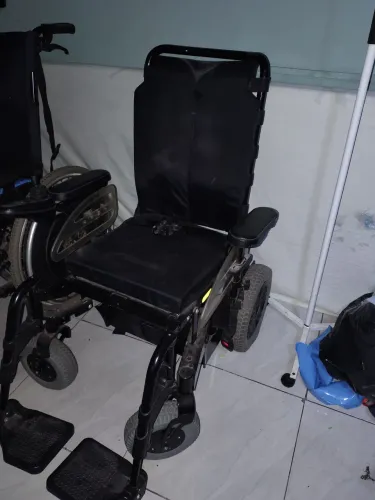 Cadeira de rodas motorizada 