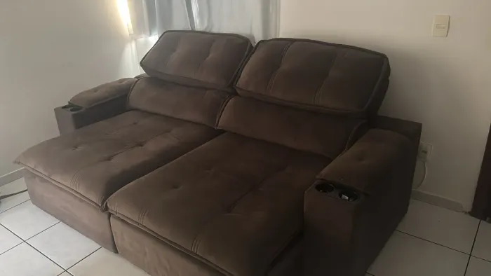Sofá 4 Lugares Luizzi Liverpool Slim com Assento Retrátil e Reclinável - 240cm - Marrom