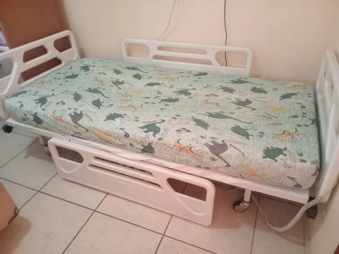 Cama hospitalar com controle