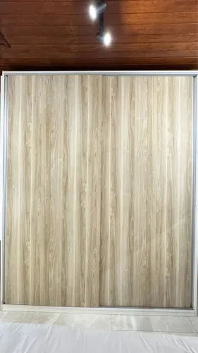 Vende-se Guarda-roupa semi novo.