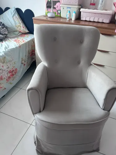 Poltrona de amamentação com puf