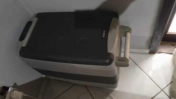 Vendo geladeira para caminhão ou carro 