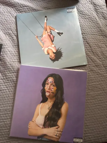 Combo Disco de Vinil Olivia Rodrigo Sour (Clear) e Girl so in love (Rosa)