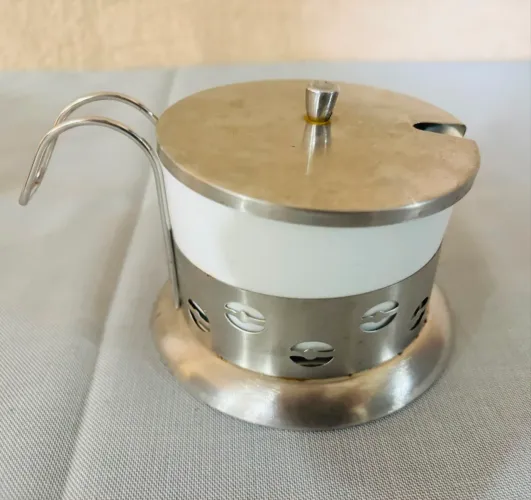 Açucareiro em porcelana com base e tampa em metal prateado
