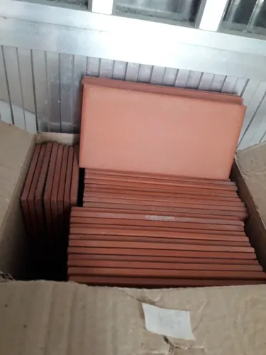 Lote com 60 Peças Cerâmica Vermelha Antigas e Clássica 16cm x 8cm, anos 70, Fora de linha.