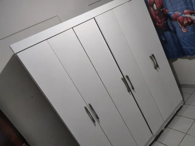 Guarda-roupa bem conservado