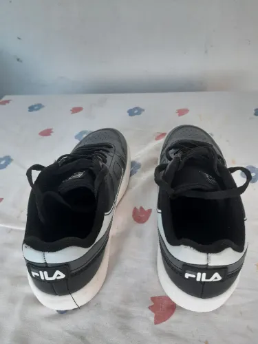 Dois pares de Tênis, sendo um da etiqueta: Vans e outro da etiqueta: Fila, número 35.