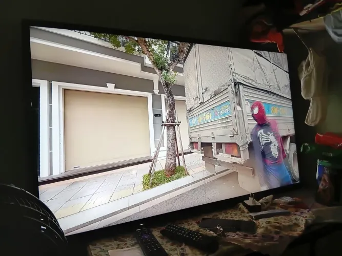 Tv 49 polegadas vai com aparelho da Amazon que transforma ela em smart sistema alexia