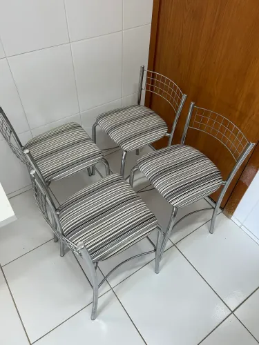 CONJUNTO COM 4 CADEIRAS PARA COZINHA EM AÇO CROMADO