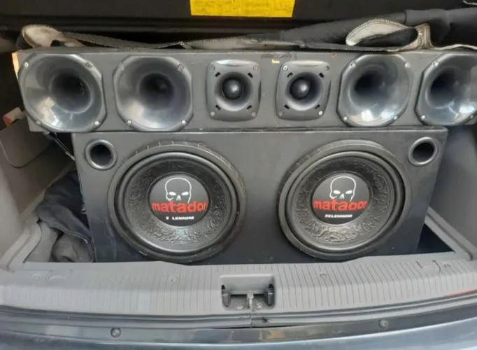 Caixa de Som Automotivo JBL.