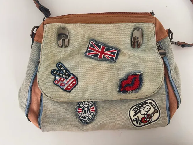 Bolsa jeans com patches e bolso internos com zíper