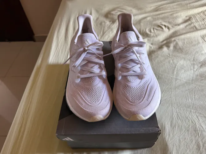 Tênis Adidas Ultraboost Light 23 off white