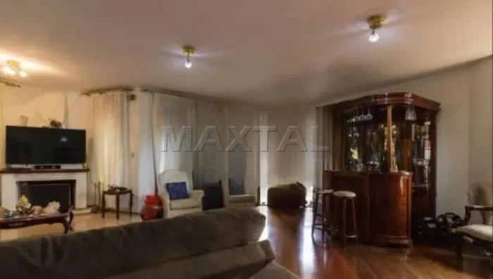 Sobrado com 5 quartos, sendo 4 suítes, e 6 vagas de carro, para locação e venda 845m² - Sa
