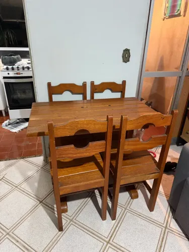 Mesa de jantar 4 lugares - Madeira maciça