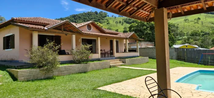 Linda chácara com piscina com vista deslumbrante pra pedra do Baú