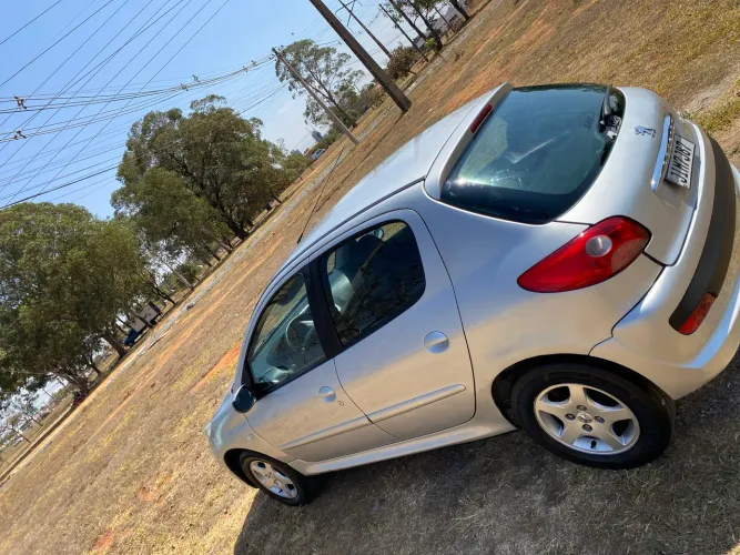 Peugeot 207 XR 1.4 Flex 8V 5P 2011