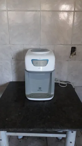 Bebedouro Electrolux serve água gelada e natural bivolt funcionando perfeitamente.