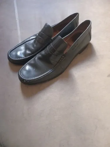 Vende se um sapato social preto