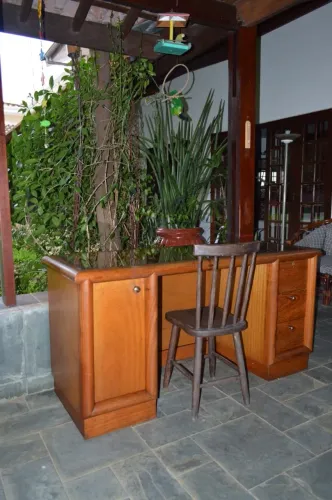 Escrivaninha em madeira maciça
