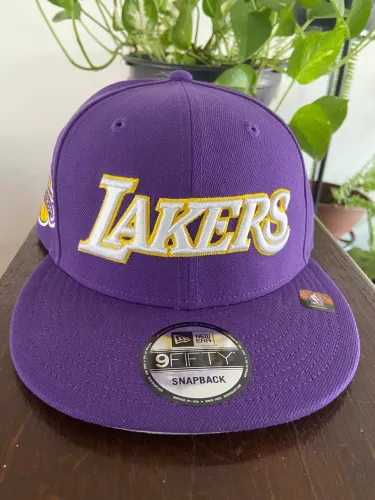 IMPERDÍVEL! De R$: 350,00 por R$: 150,00 Boné original da New Era Caps Los Angeles Lakers
