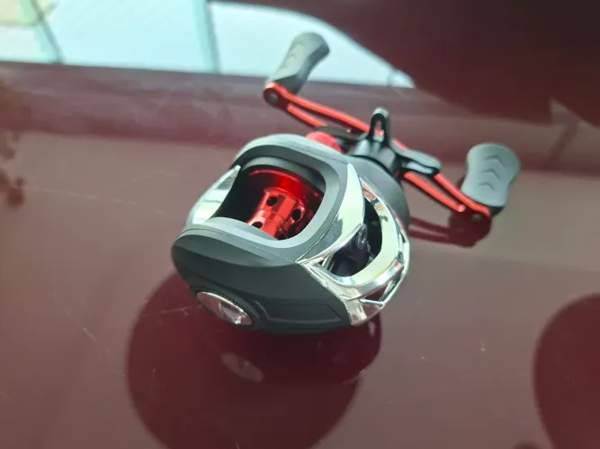 Carretilha perfil baixo similar Abu Garcia black max