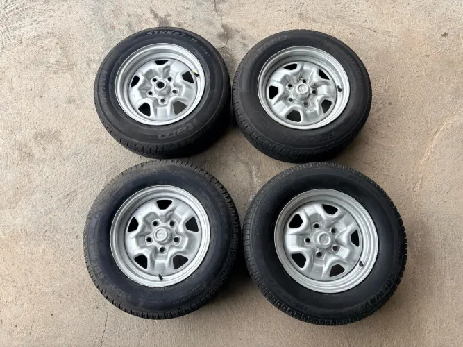 Jogo de rodas Opala com pneus