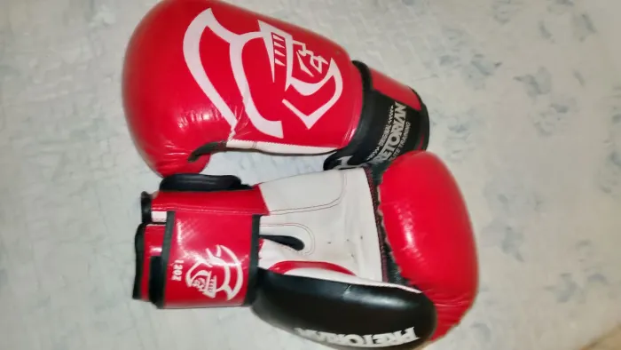 Luva de boxe First 14oz Pretorian vermelha