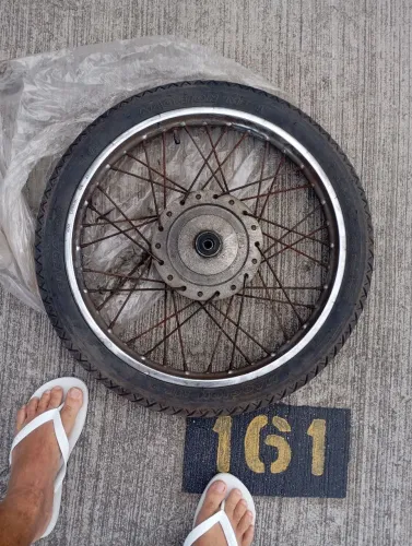 Duas rodas com cubos originais 150 KS Mix, 1 roda se encontra empenada !