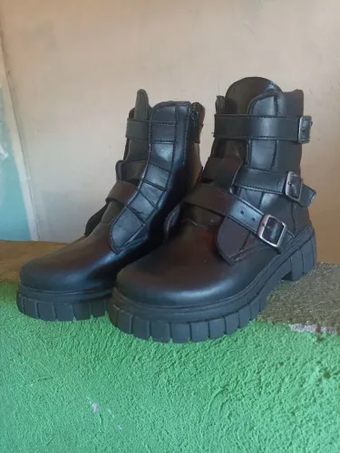 Bota contorno pin pin infantil