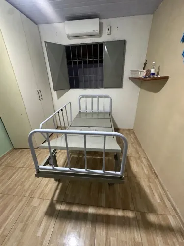Cama Hospitalar Manual com Grades Laterais - 2 Manivelas <br>