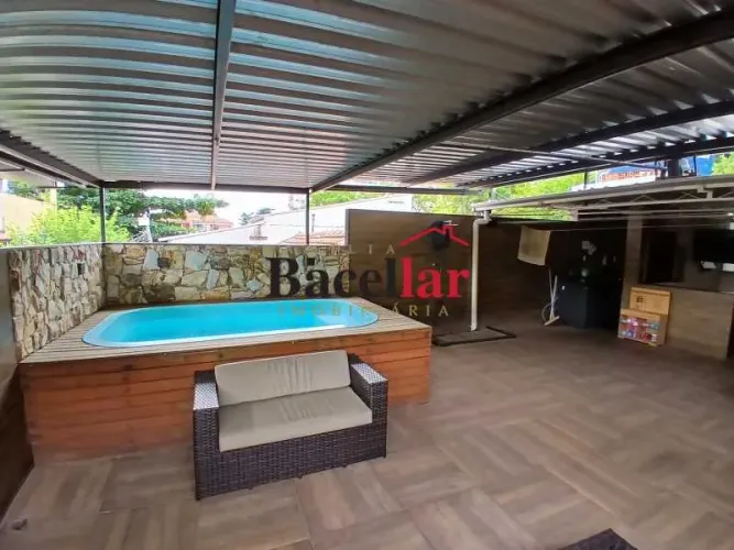Casa em Condomínio : Duplex / Residencial / Rocha