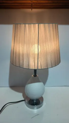 Abajur de porcelana e parte em metal - 44 cm