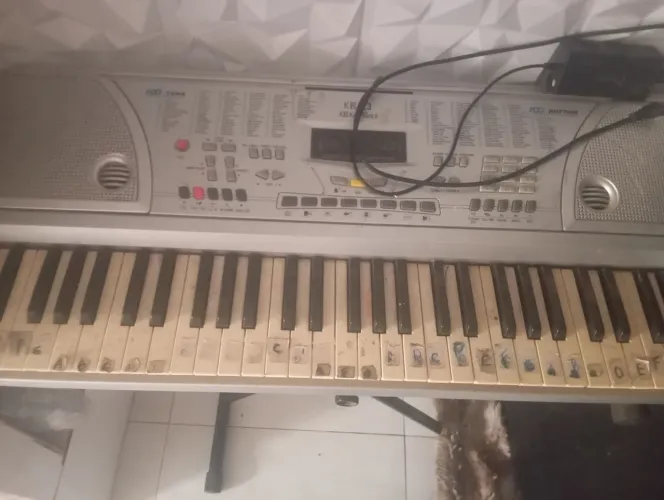 teclado usado com tripé vendo barato sair hoje