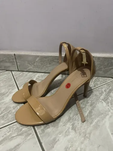 Salto nude