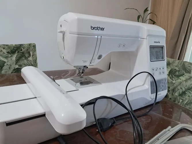 Vendo Máquina bordar PE 810l Semi nova com 3 bastidores(10x10, 13x18, 2 estagios)+brindes