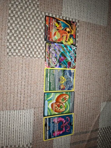 4 cartinhas bem raras uma delas pode valer mais 200 reais. E uma delas é o charizerde.