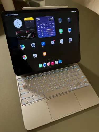 iPad Pro 13 M4 256GB Wi-Fi + Cellular - INCLUI O TECLADO E CAPA