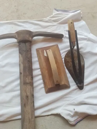 umatorqueza uma colher um despenhadeiro e um picareta