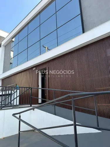 Linda e elegante casa comercial em Localização Privilegiada Próxima às Principais Avenidas