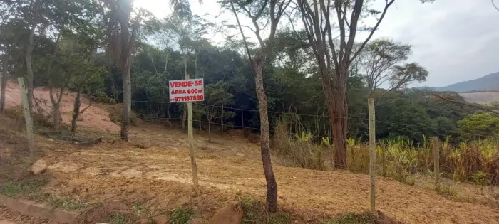 ? Chácara Dentro da Cidade! Lote de 600m² com Área Verde e Sem IPTU