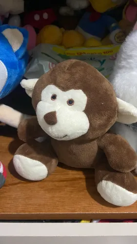 Macaco de pelucia pequeno