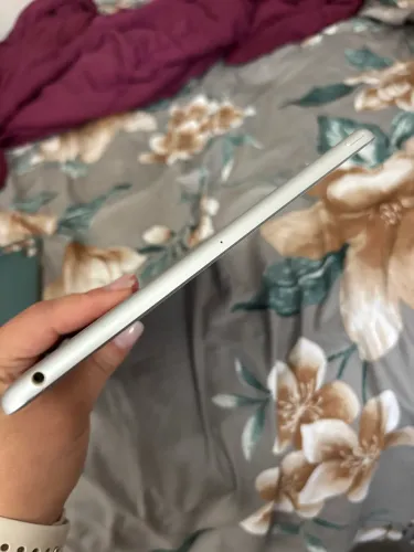 iPad 7 / 32GB / carregador, caixa original e capa