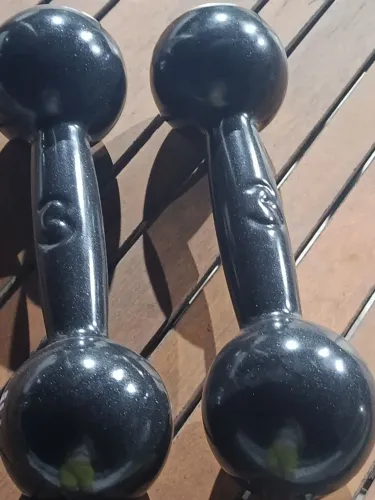 PAR DE HALTERES DE 3 Kg EMBORRACHADO( MENOR VALOR)