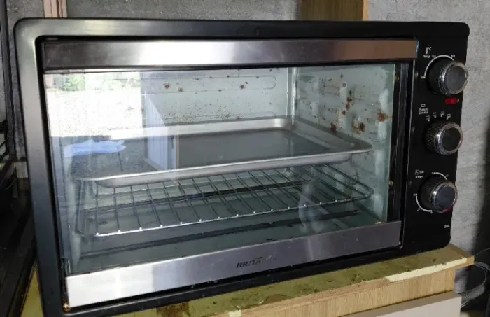 Caixa de som e forno elétrico