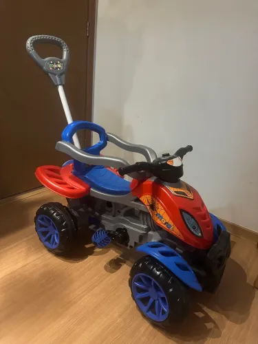 Quadriciclo infantil a pedal