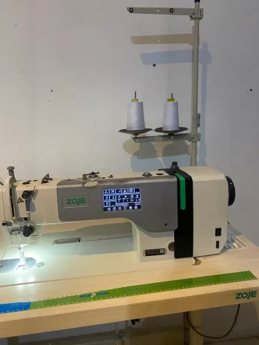 Máquina de costura reta industrial eletrônica da marca ZOJE, em excelente estado!