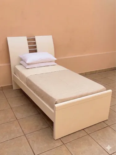Cama de Solteiro de Madeira com Laca Branca