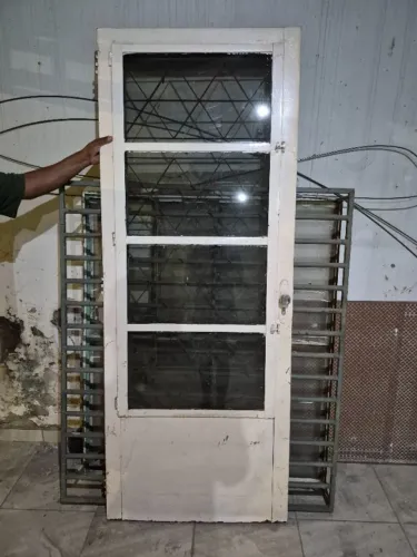 Porta de aço com vidro fumê
